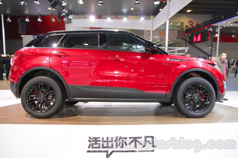 Illustration for article titled Chinese Debut Cheap Range Rover Copy At Display Next To The Real Thing